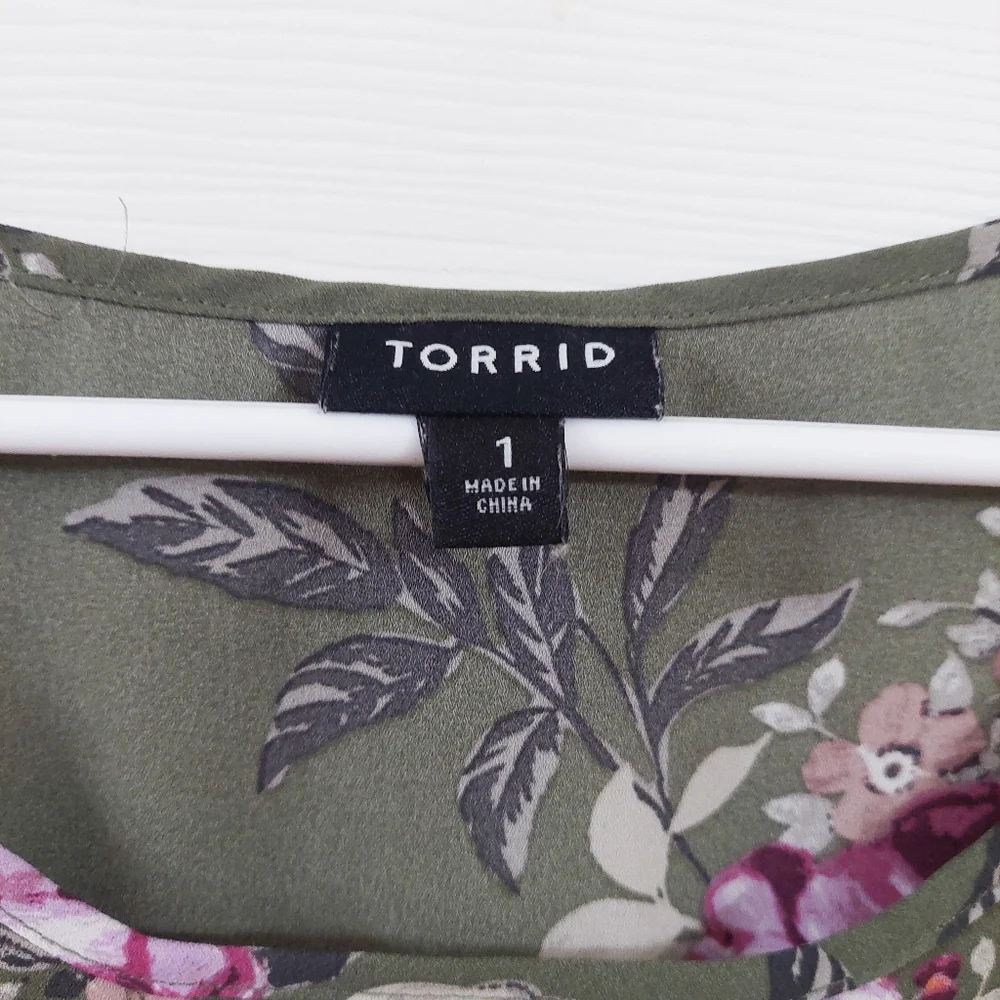 Torrid Floral Blouse in Olive and Lavender Cut Out Size 1 Plus - Picture 2 of 5